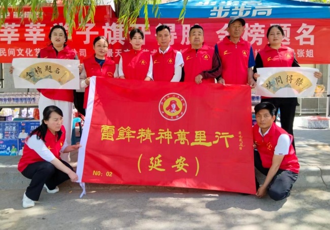 爱心送水解酷暑 笔墨寄愿助高考