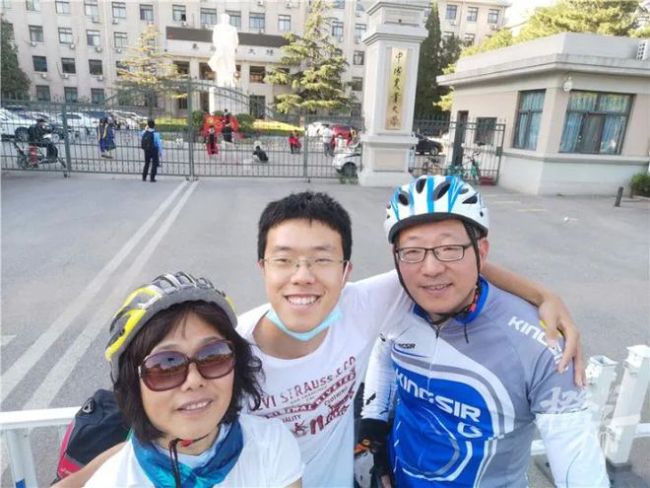 中国农大4966名学生毕业，有毕业生父母骑行1459公里来京 
