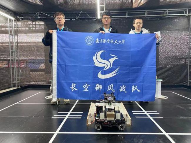 南京航空航天大学迎新，机器人帮新生搬运行李、书本 