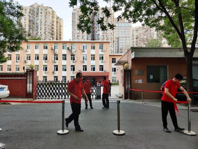 北京海淀高考试卷押运：民警押运试卷前往考点