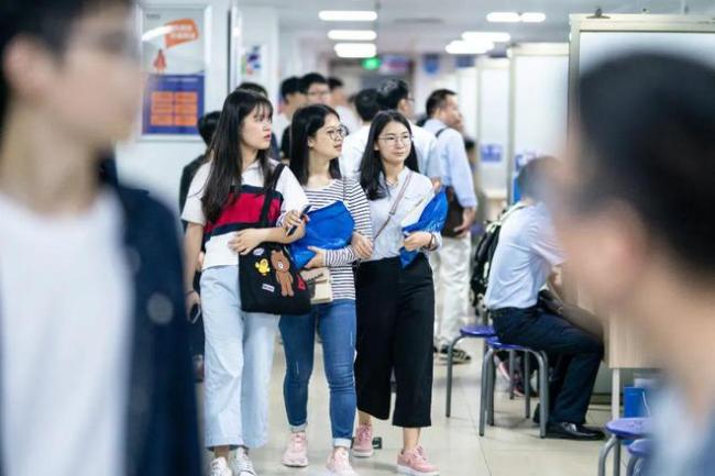 高考报志愿暴利生意 收费好几万5分钟出方案