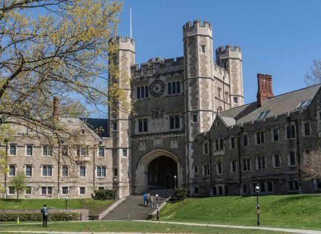 普林斯顿大学将为家庭收入不超过10万美元的学生支付所有大学费用