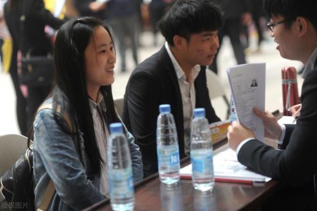 两个大学生找工作，一个在郑州撕毕业证，另一个在北京撕毕业证