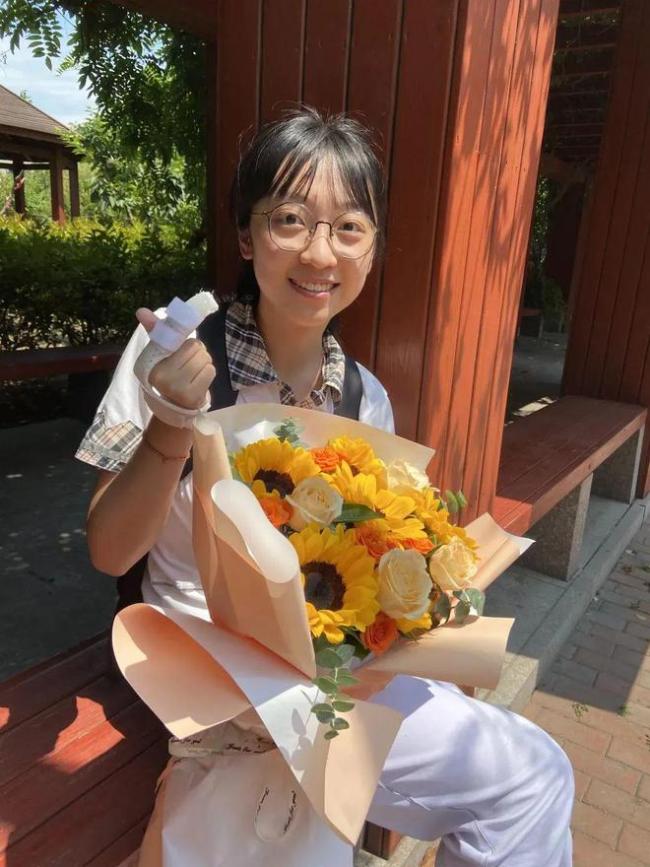 考前摔伤右手，她苦练左手完成高考！ 