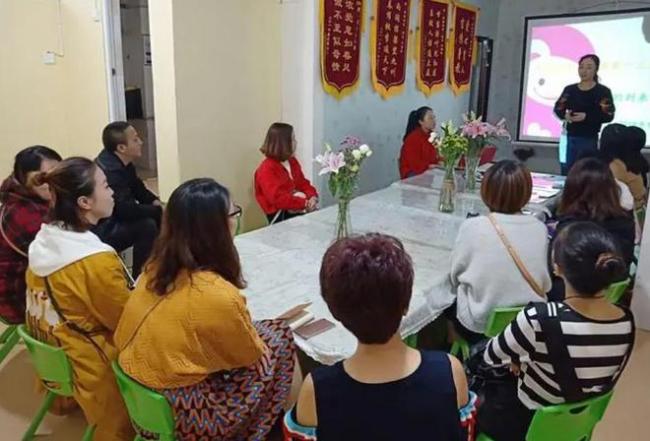 中学家委会筹备5000元，想给班上老师送礼