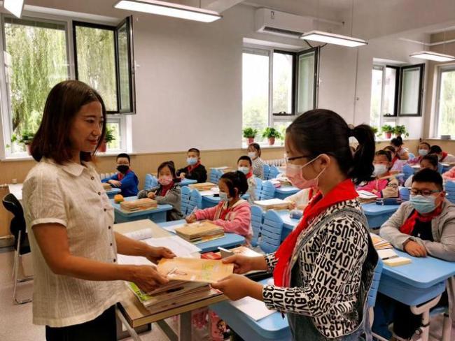 撕碎孩子教科书:崩溃妈妈背后有一个不负责任的爸爸