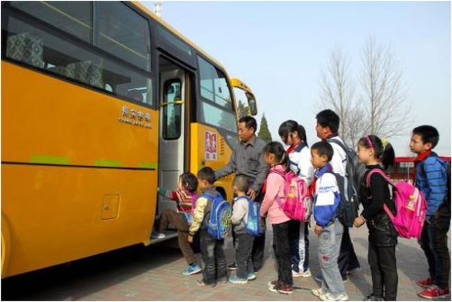 8岁娃没上学在树林睡半天，搞笑背后是心酸