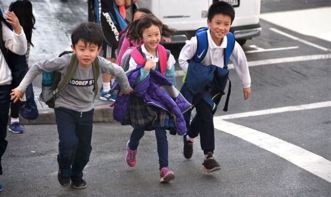 一个亚洲小孩进学区, 逼走1.5个白人小孩