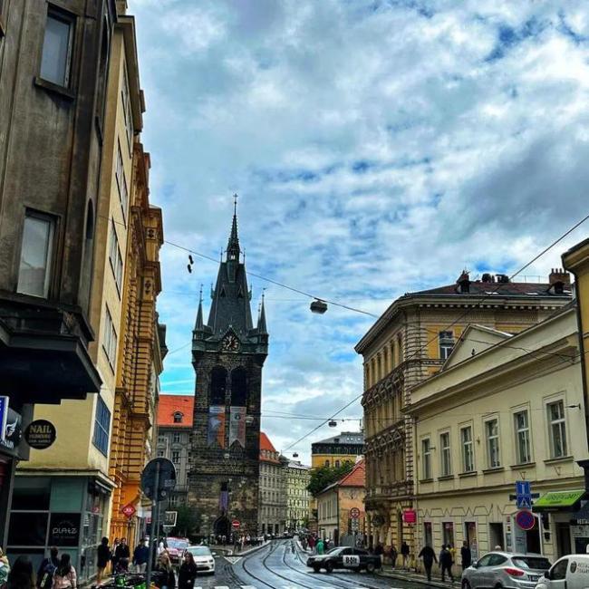 留学生:“我和史无前例的查理大学枪击案擦肩而过”