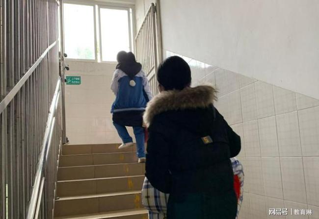 一高中女生崩溃大哭，评论区清一色陪读家长