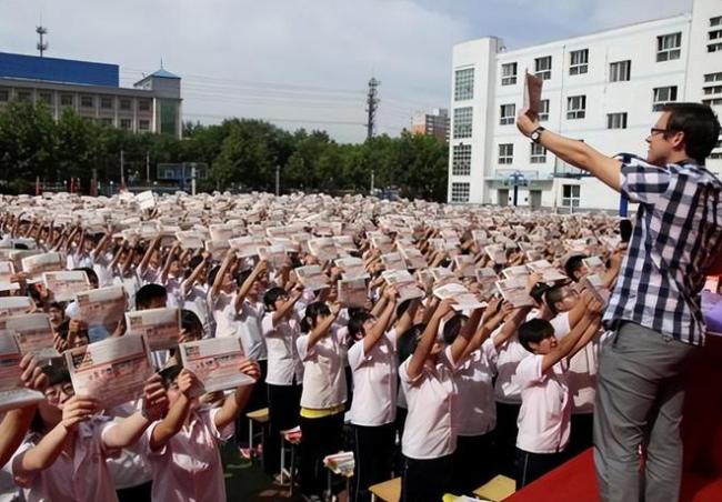 衡水中学的日常曝光，学生排队打饭书不离手，网友质疑在“装相”