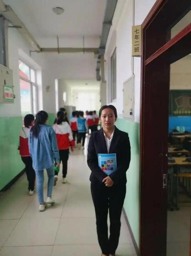 教育怪相！学生在教室里还在上课，下一节课老师已经在教室外候课
