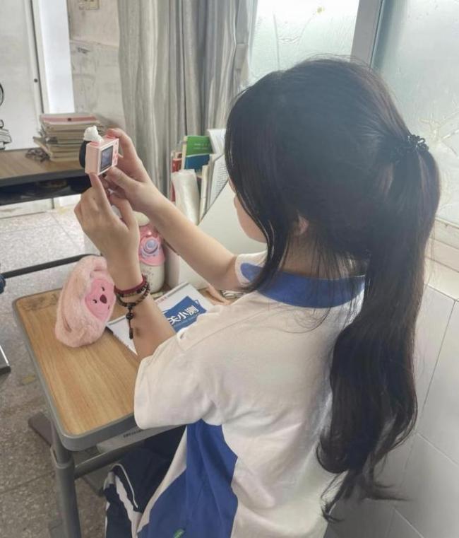 初中女生“自认很美”的3个行为,男生却看不懂,还会觉得很奇怪