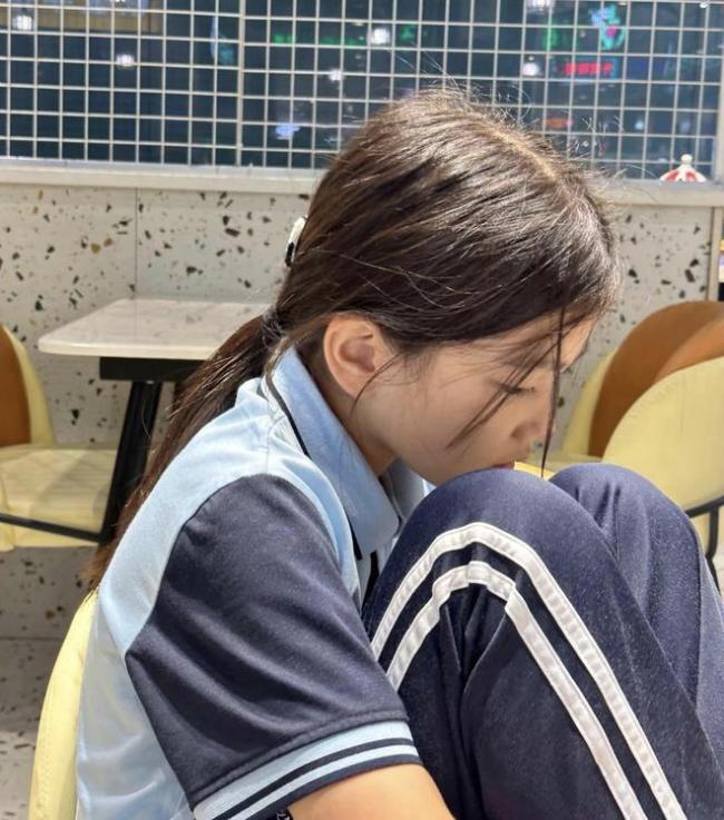 “好寒酸，妈妈吃西餐还要团购”，13岁女儿当场崩溃，网友却怒了