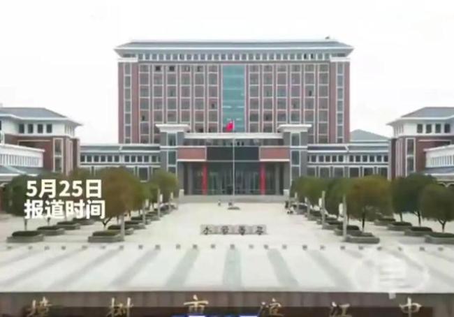 高三老师上课放电影，家长举报，教育局怒批老师，老师却集体喊冤