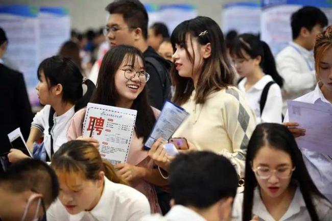 痛心！班级57人，10名男生全就业，而女生竟只有一人上岸