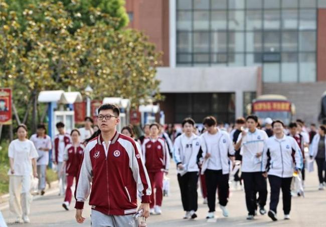 高考提前批投档：国防科大逼近清北