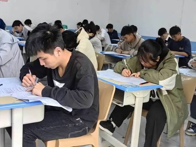 你还敢补课吗？学校暑假违规补课，家长一天举报5次