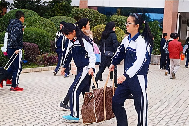 高中父母为什么宁愿每天接送,也不想让孩子住校