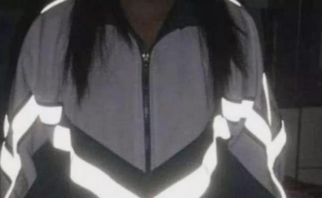 为防止中学生“早恋”，校长绞尽脑汁，设计出一款“特殊校服”