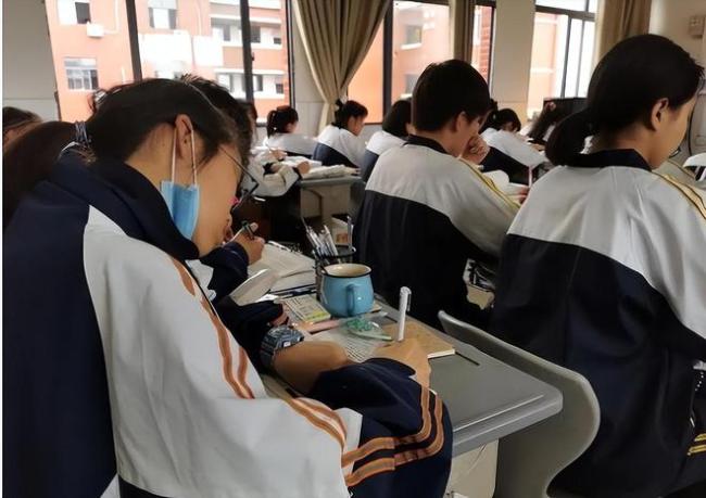 意外！男班主任被家长怒斥：“我女儿要卫生巾，你不能去买吗？”