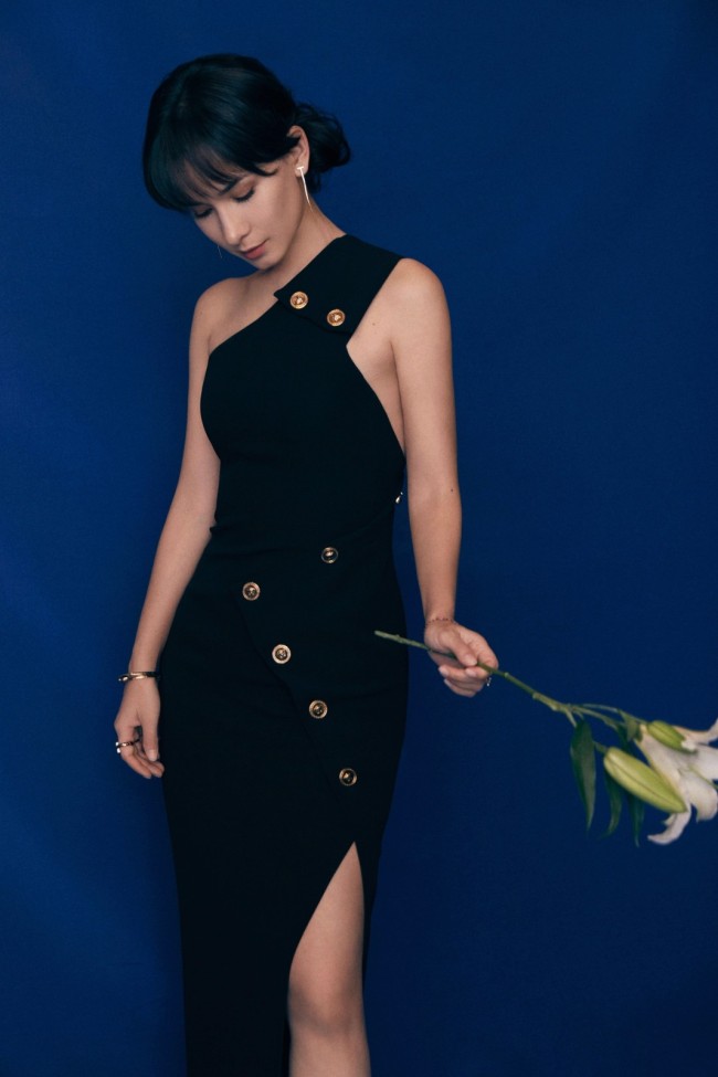 卢靖姗简约黑裙优雅亮相瑰姿艳逸镌刻卓越印象