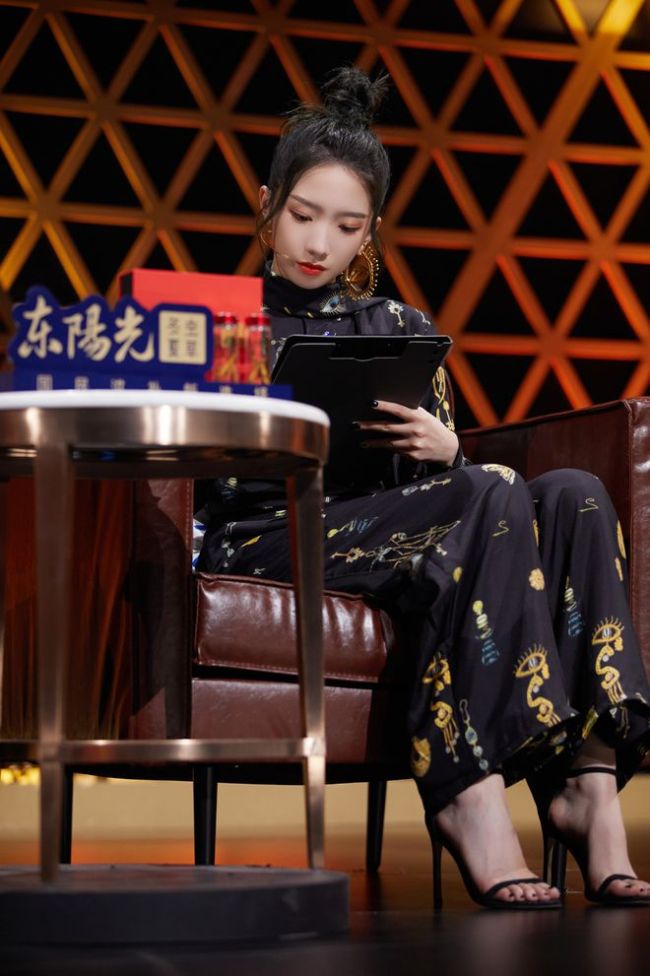 孟美岐方否认当导师点评周传雄 节目组也辟谣：未设置导师学员身份