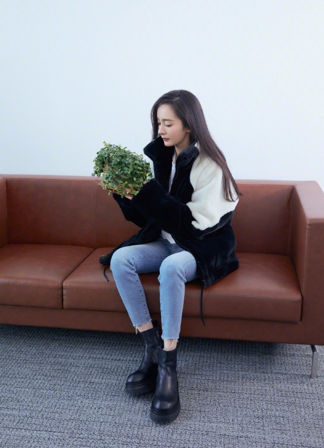 杨幂单手托腮玩眼神杀 抹蓝色指甲油抢镜