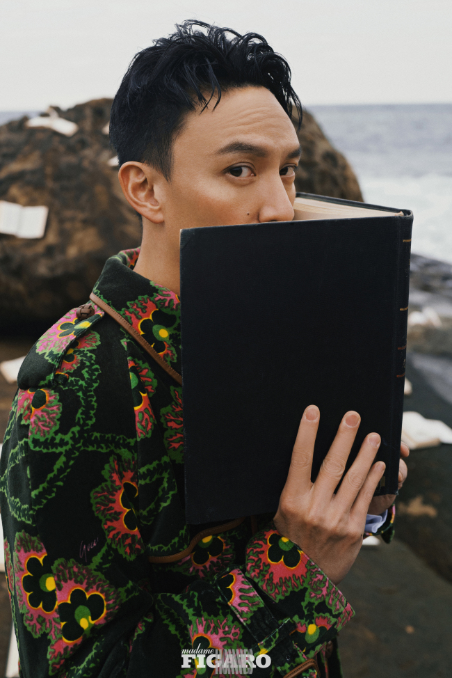 张震解锁全新海边大片 尽显“震”撼的魅力