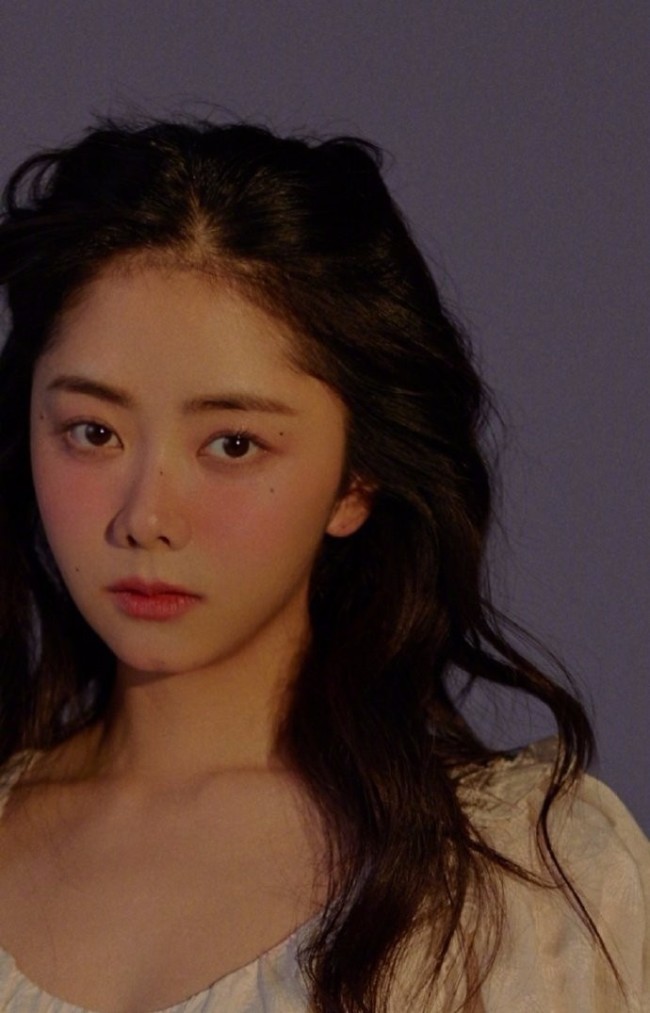 谭松韵化微醺妆配卷发 一袭白裙少女感满满