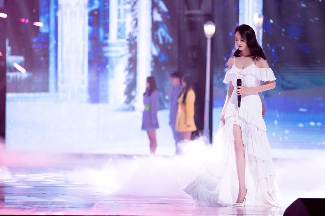 宋茜出席2021湖南卫视春晚 温柔颂歌漫游星海月光