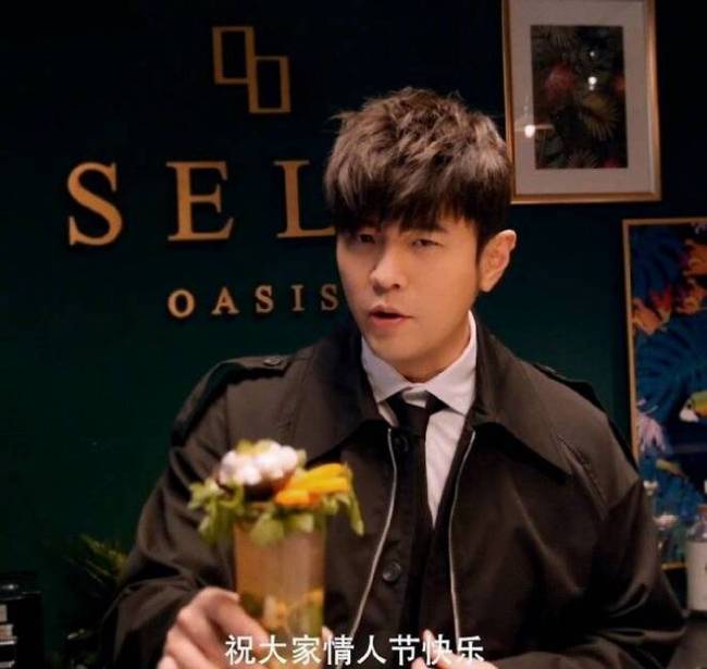 周杰伦一家四口豪车出游 儿子小小周西瓜头吸睛