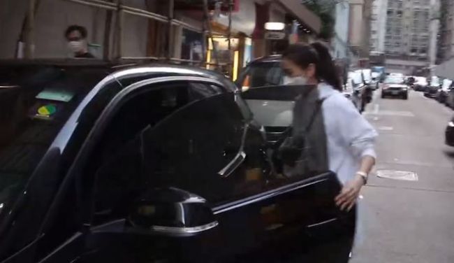 夫唱妇随！袁咏仪置办年货 张智霖开豪车当跟班