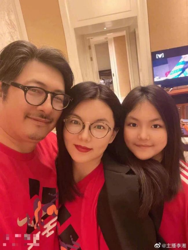 走出王岳伦搂辣妹风波 李湘晒合照示爱：天长地久