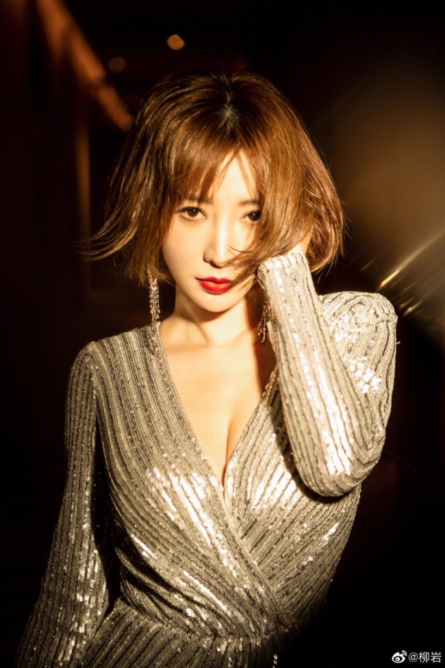 柳岩穿亮片鱼尾长裙秀S曲线 性感惹火