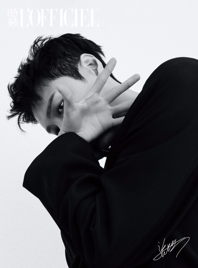 张艺兴时尚大片解锁开季封面 低调“炫腹”展不羁魅力