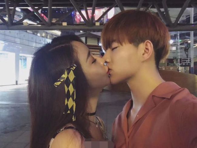 咸素媛晒与小18岁老公陈华热吻照 发誓要守护家庭