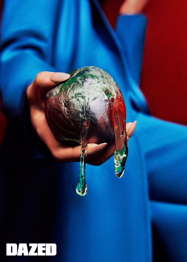 宋茜湿短发造型登杂志封面 化身暗魅绅士现二次元既视感