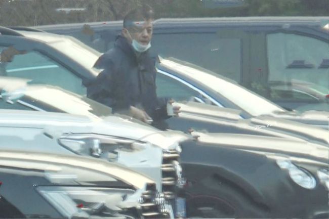 李亚鹏欠债风波后首现身 与小19岁女友逛街未影响