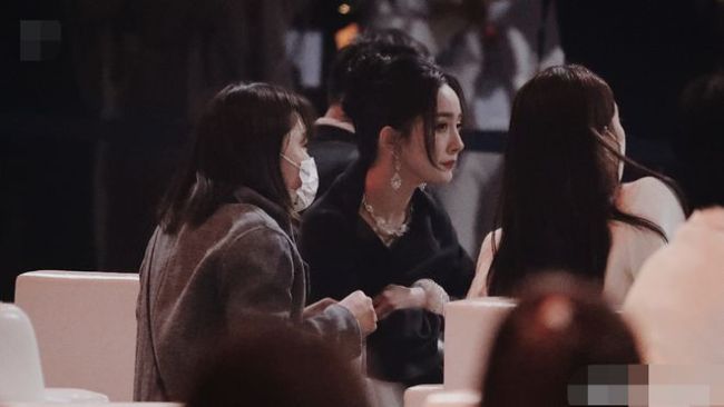 张小斐穿着休闲现身杨幂新剧现场疑探班