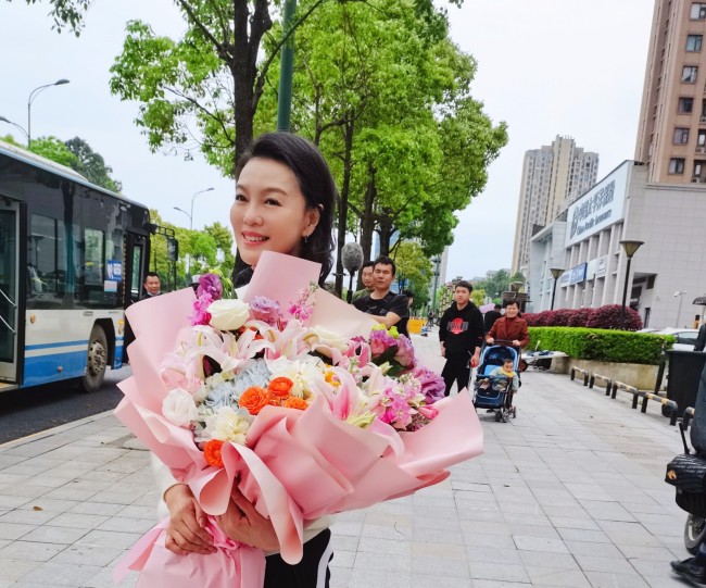 《芥子时光》杀青大吉 荣蓉诠释喜剧里的母亲