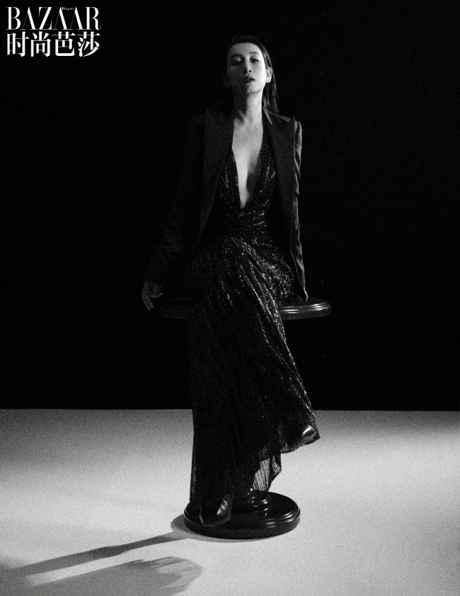 秦海璐《时尚芭莎》大片曝光化身《悬崖之上》特工