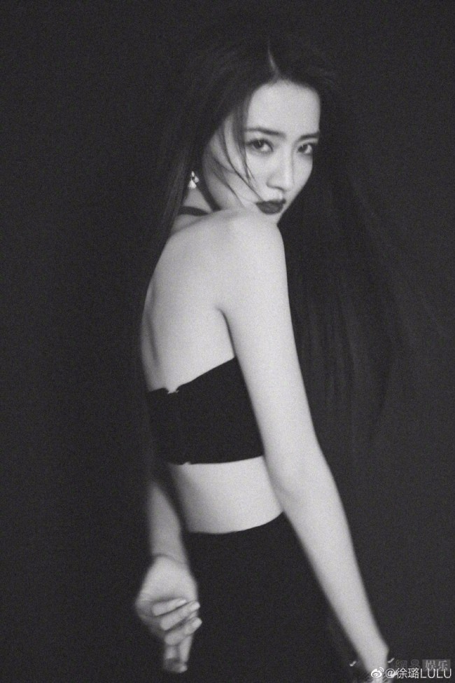 性感撩人！徐璐穿绑带黑裙尽显凹凸身材