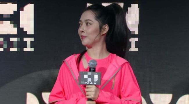 还少女吗？郭碧婷产后亮相 粉色穿搭双下巴明显