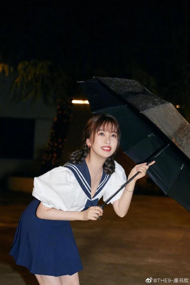 25岁“作精”虞书欣穿水手服 过于太甜美!