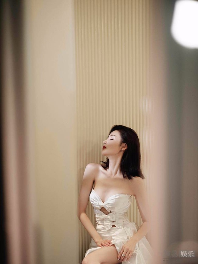 Zhang Tianai wears a tube top skirt, showing a big waist and a big skirt, turning around with extraordinary momentum