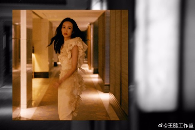 王鸥酒店走廊拍写真 穿白礼服身材性感迷人