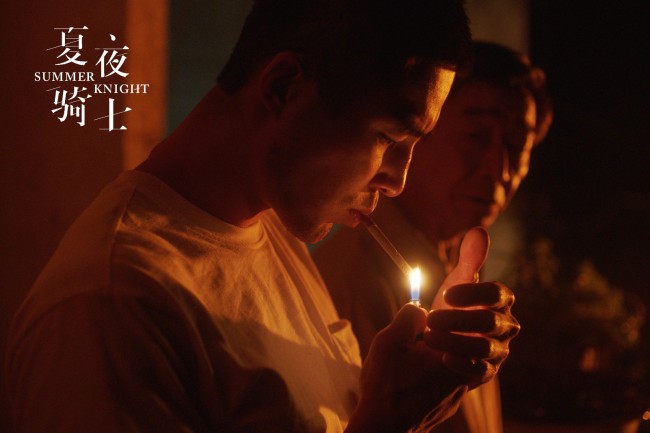 夏夜骑士氛围版剧照变幻光影奏响盛夏历险时光