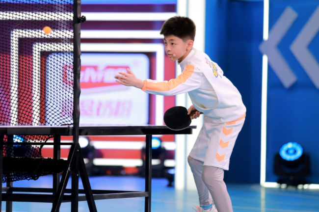 《运动不一样5》乒乓球冠军李晓霞秀大力奇迹 小选手拼尽全力获冠军称赞