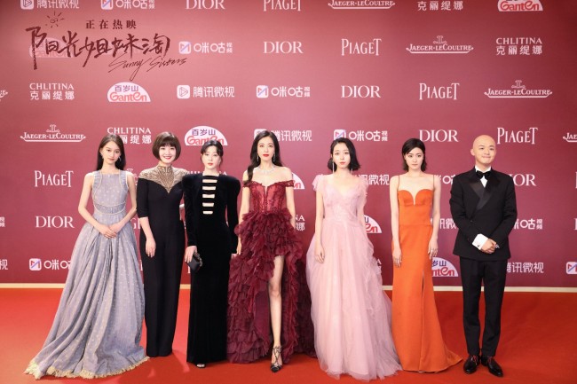 电影《阳光姐妹淘》亮相上影节开幕红毯
